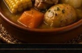 Cazuela casera con choclo, zapallo y papa en pocillo de greda